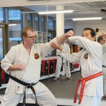 Karate, Kinder Karate, Kindergarten Kinder, Jugendliche, Erwachsenen Karate, Lebensschule, Lifeskills, Kampfsport, Karate Training, Selbstverteidigung, Krav Maga, Zürich, Dübendorf, Fällanden, Uster, Wallisellen, Dietlikon, Selbstschutz, Karate, Kung Fu, Judo, Erwachsenen Selbstverteidigung, 8600, 8001, 8117, 8606, Volketswil, Kampfkunst, Kampfsport, 8304, 8605, Krav Maga 360, Bruce Lee, Chuck Norris, Mobbing, Stop Mobbing, Kindergeburtstag, Kampfkunst Party, Aroha, Fitness, QiGong, Qi-Gong, Taichi, Arnis, MMA, JuJitsu, Brasilien JuJitsu, Ferien Camps, Shitoryu, Shukokai, Shitokai, Gojryu, Shotokan, Wadoryu, Kyusho, Kyusho Jitsu, Dillman, Paul Bowman, Pressure Points, Basel, Solothurn, Bern, Schweiz, Switzerland, Wild Goose Qigong, Dayan, Mixed Martial Arts, Probestunde, Trial Lesson, Online Training,